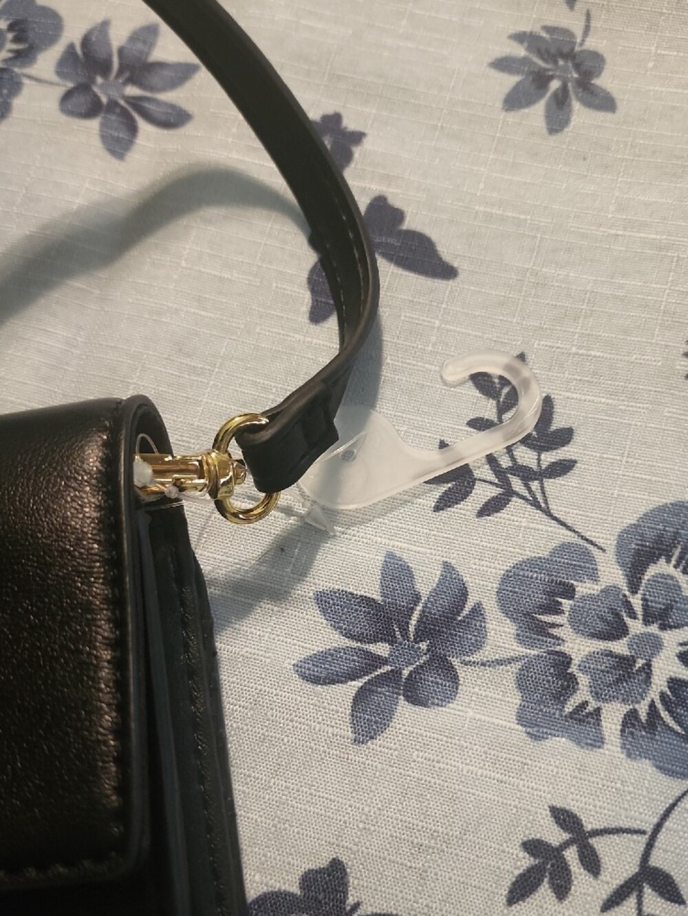 Black Leather Crossbody Shoulder Bag - Sleek Everyday Style - Picture 2 of 6